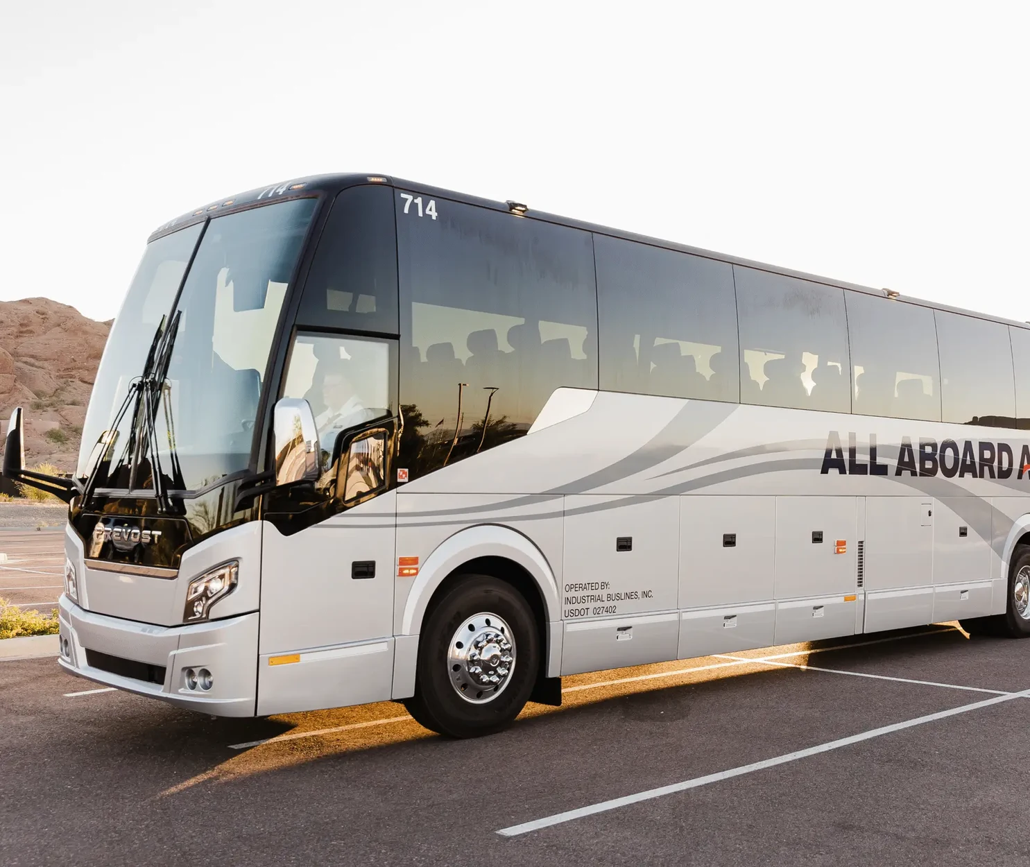 Autobús moderno en una carretera americana